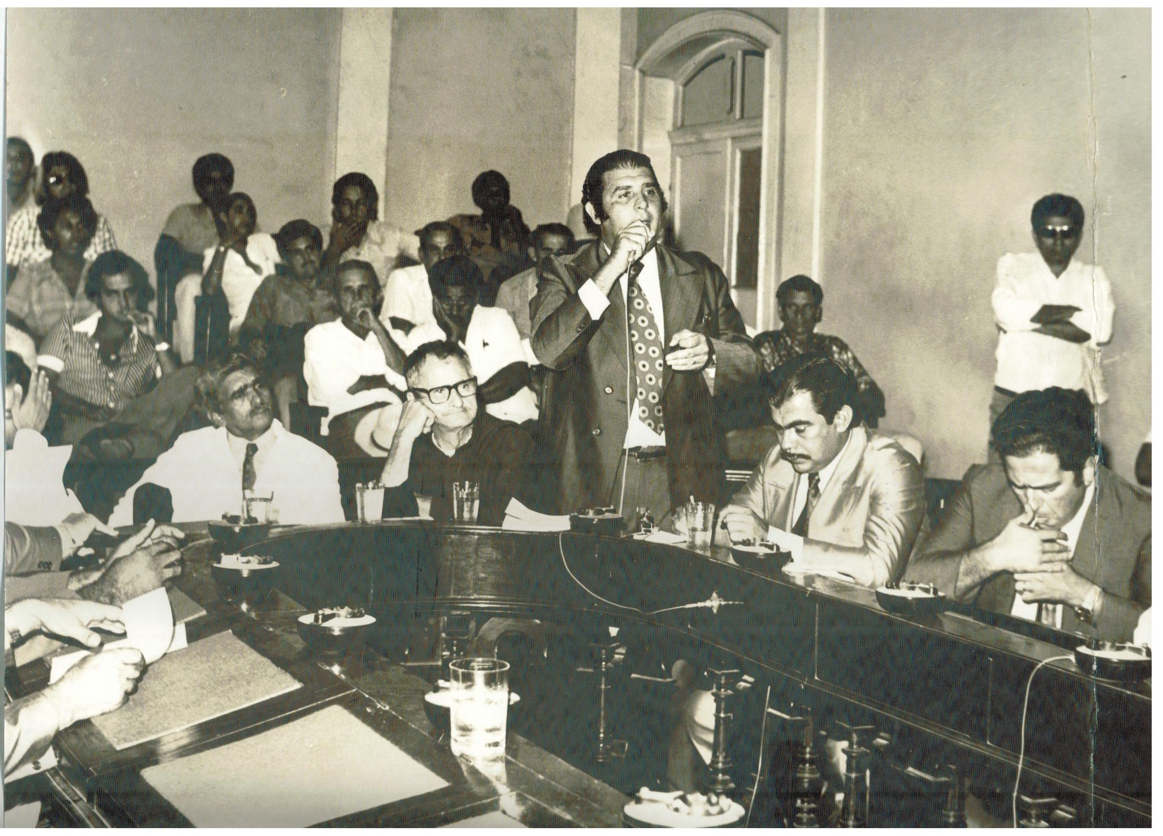 Ver. George Dias Farah, usando da palavra, tendo à esquerda os Legisladores Nilton Salvador Silva e Padre Antônio do Rosário e a direita o Ver. Arialdo Carneiro